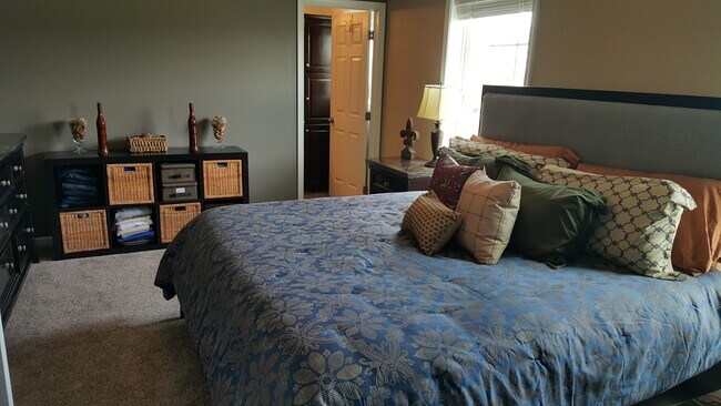 Building Photo - Robinson - LARGE 3 Bedroom End Unit House - Minutes from 376 W Robinson