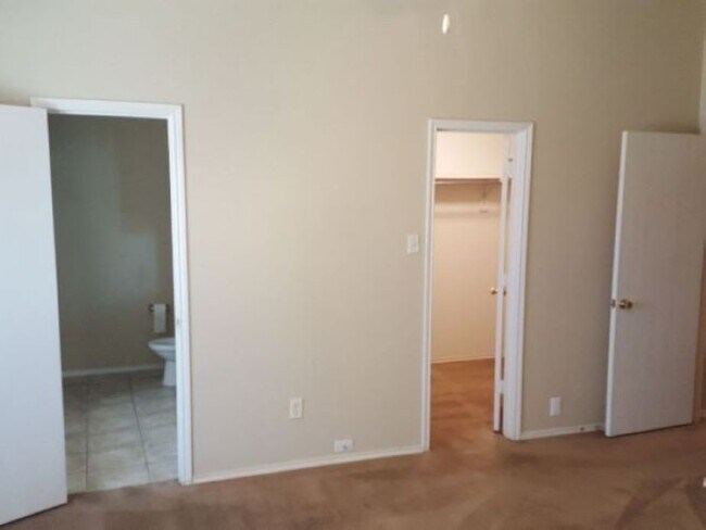 Building Photo - 6717 Dream Dust Dr