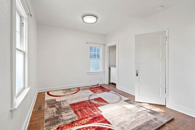 Building Photo - Cute 2-bdrm/2-bath vintage home—Bonus room...