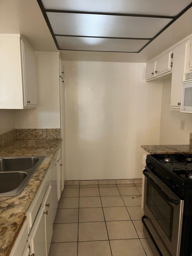 Building Photo - Spacious 2-Bedroom Condo on the First Floo...
