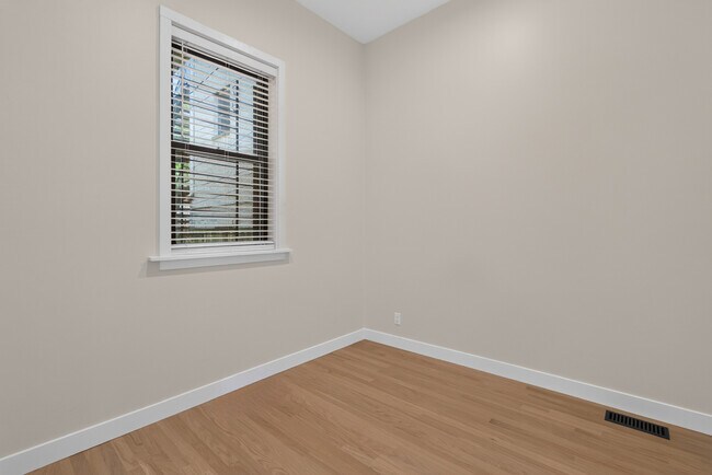 Building Photo - 2132 W Potomac Ave