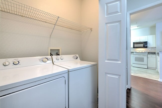 Building Photo - Very nicely upgraded  2bed/2bath 2nd floor...