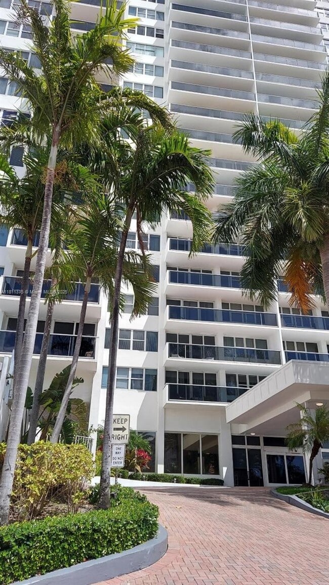 Building Photo - 3140 S Ocean Dr