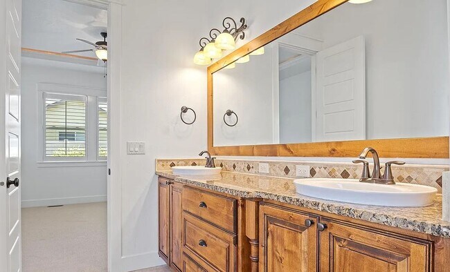 Building Photo - Gorgeous 3 bed 2 bath home in the heard of...