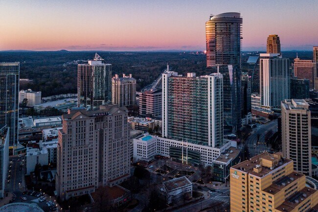 Building Photo - Luxury 28th Floor 2 Bedroom Condo For Leas...