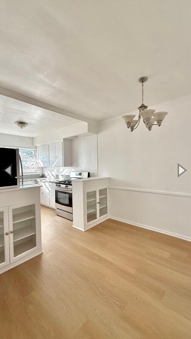 Building Photo - 200 S Sycamore Ave