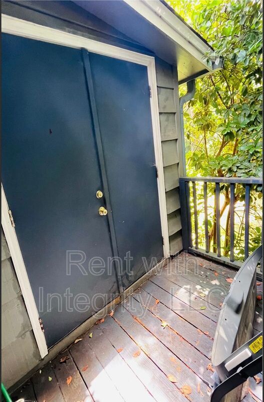 Building Photo - 581 Holyoke Ct