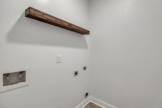 Building Photo - AVAILABLE JUNE [PETS PERMITTED]