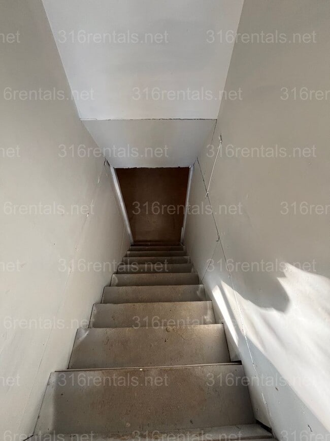 Building Photo - 2 bed 1 bath house available!