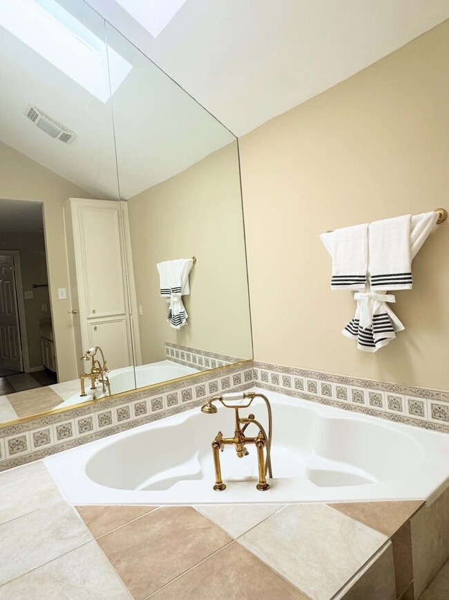 Building Photo - 2413 Potomac Dr