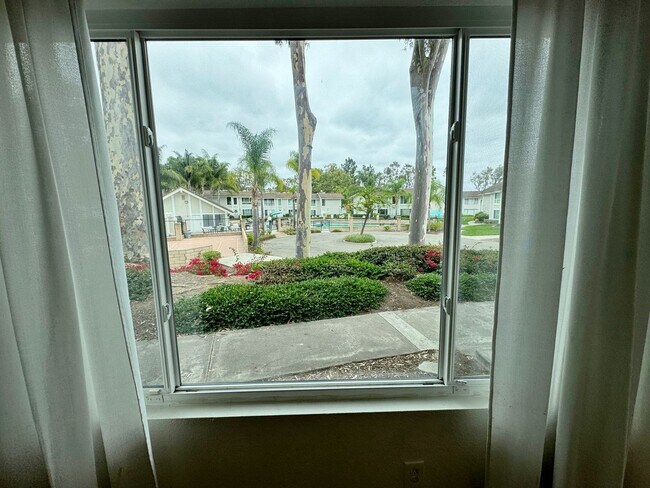 Building Photo - FOR RENT 2BD/1.5 BA/2 parkings/ Town House