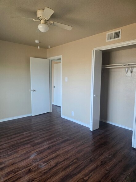 Building Photo - 2701 Green Oaks Rd