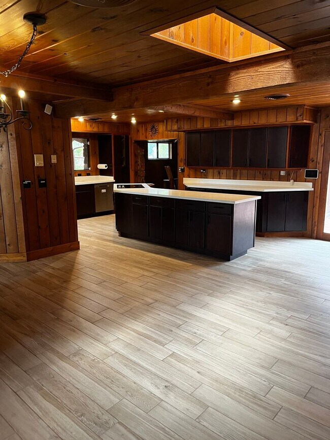 Building Photo - Unfurnished, 1-year long-term rental