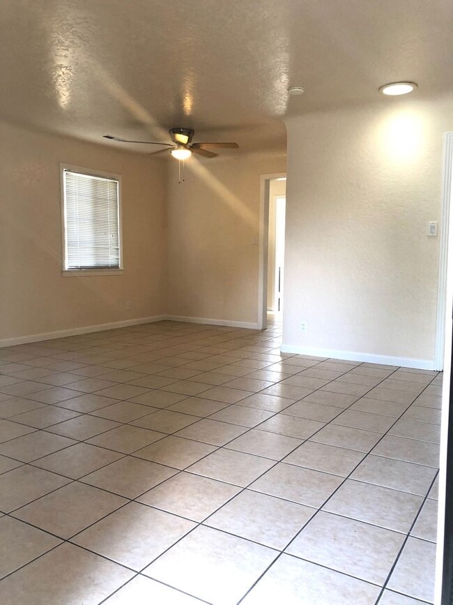 Building Photo - Charming home in center of town