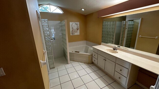 Building Photo - SPACIOUS 4-BEDROOM HOME WITH SCREENED POOL IN SE CAPE CORAL