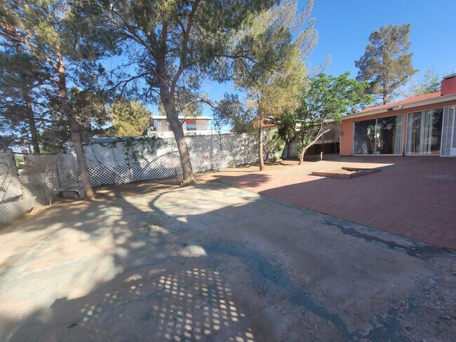 Building Photo - Ready to View!!