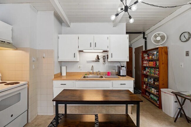 Building Photo - 3220 Clark St