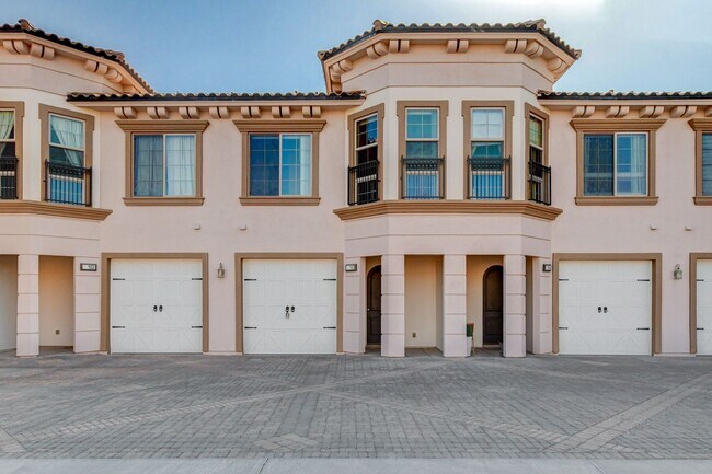 Building Photo - Luxury Resort Style Condo in Lake Las Vegas