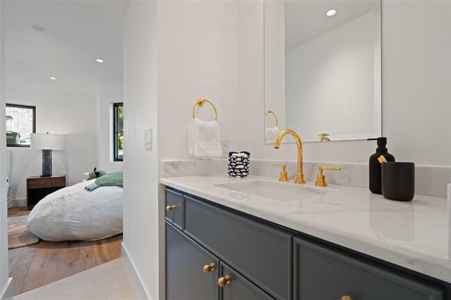 Building Photo - 5914 Cape Coral Dr