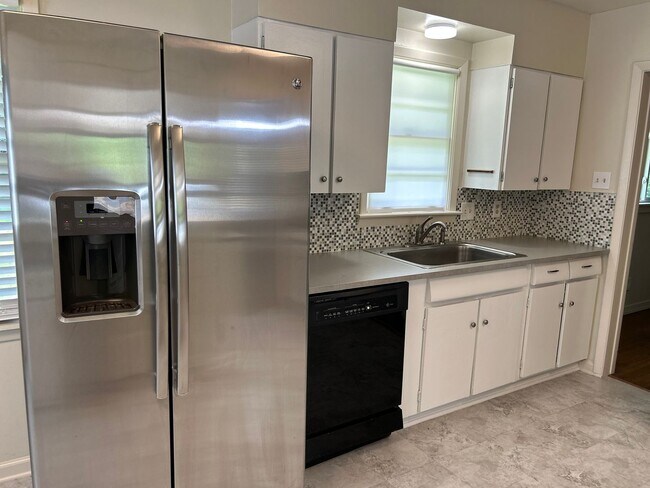 Building Photo - Great Street in East Memphis ! Renovated k...