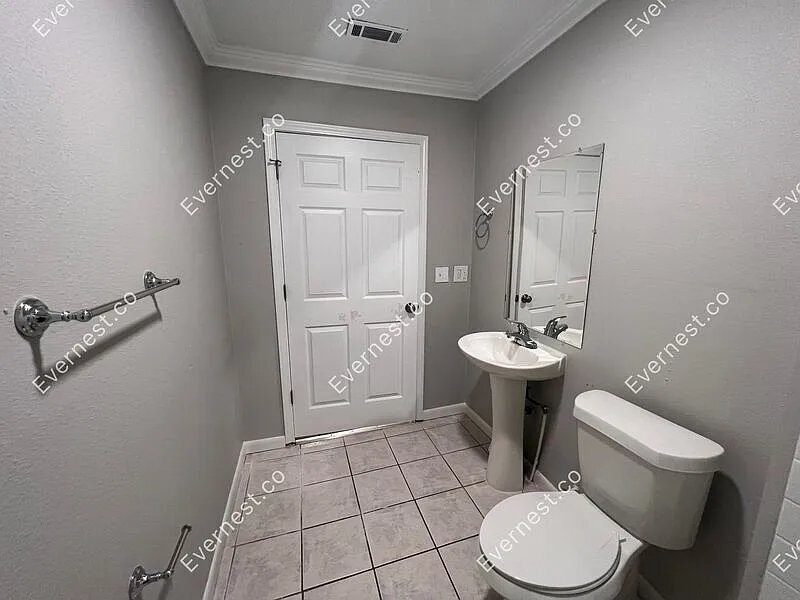 Building Photo - 524 Pollock St