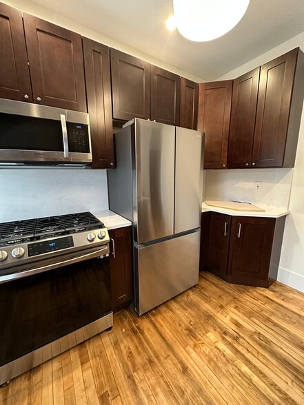 Building Photo - 412 Pleasant St