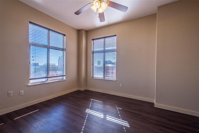 Building Photo - 711 W 26th St