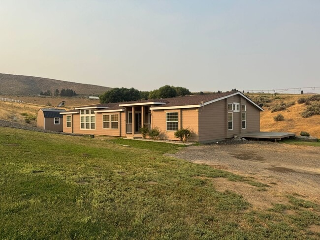 Building Photo - 4 Bed 3 Bath Home with Expansive Country V...