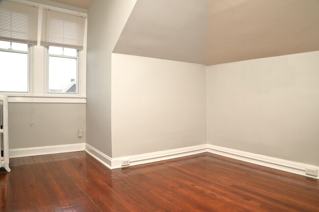 Building Photo - Adorable 5 Bed Single Family Home Near Uptown