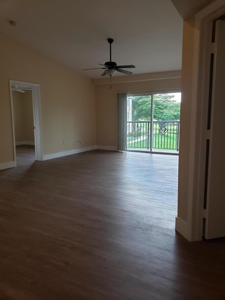 Building Photo - 700 Crestwood Ct S