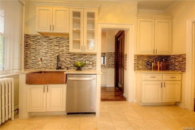 Building Photo - 22 Edison St