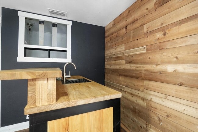 Building Photo - 227 W Fern St