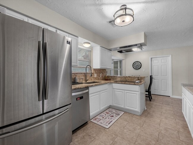 Building Photo - 12701 Manorwood Ln