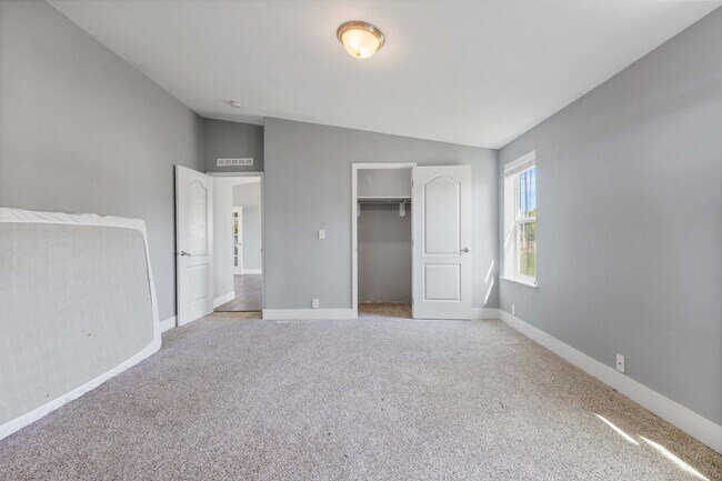 Building Photo - Short term leases available: 3 bed 2 bath ...