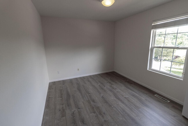 Building Photo - 3310 E St Charles Rd