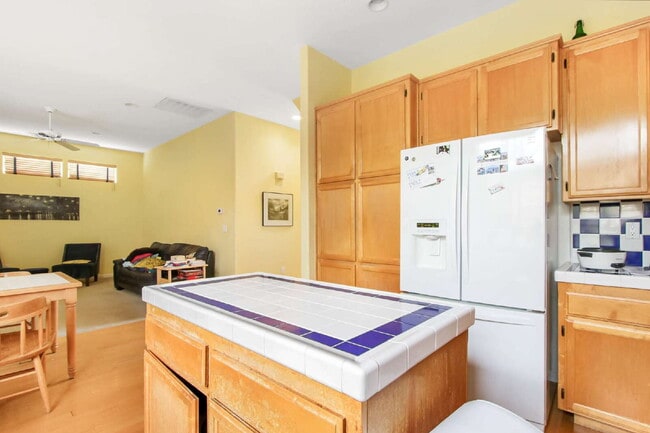 Building Photo - Short term room for rent