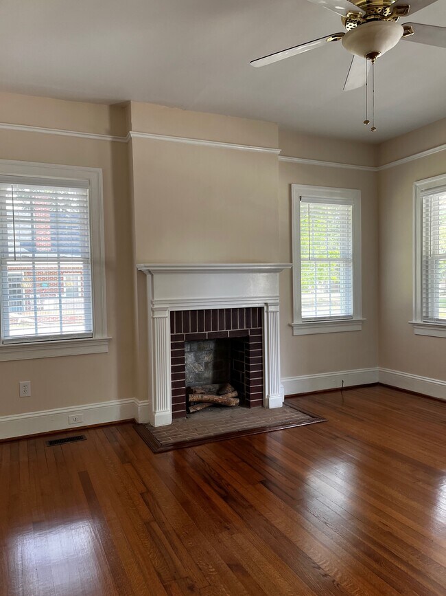 Linking room - 909 E Mulberry St