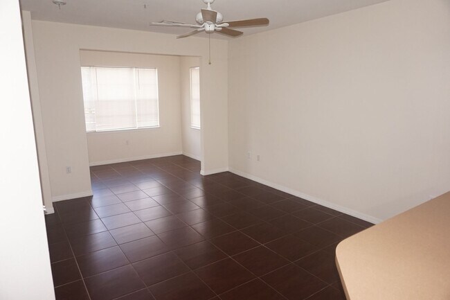 Building Photo - Spacious and Updated 1 Bedroom in Villa Valencia