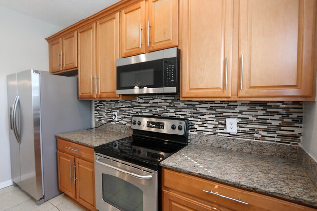 Building Photo - Spacious 3-Bedroom Townhouse with 3.5 Bath...