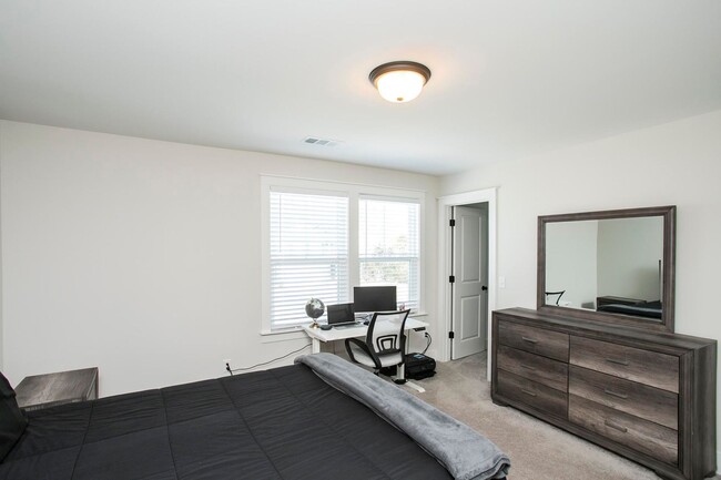 Building Photo - 170 Portico Pl