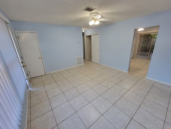 Building Photo - 4846 Royal Palm Ave