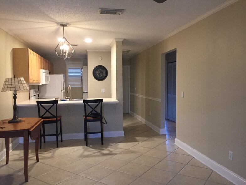 Building Photo - 650 W Pope Rd