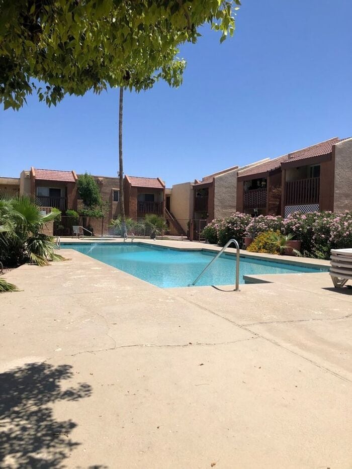 Building Photo - 2121 W Royal Palm Rd