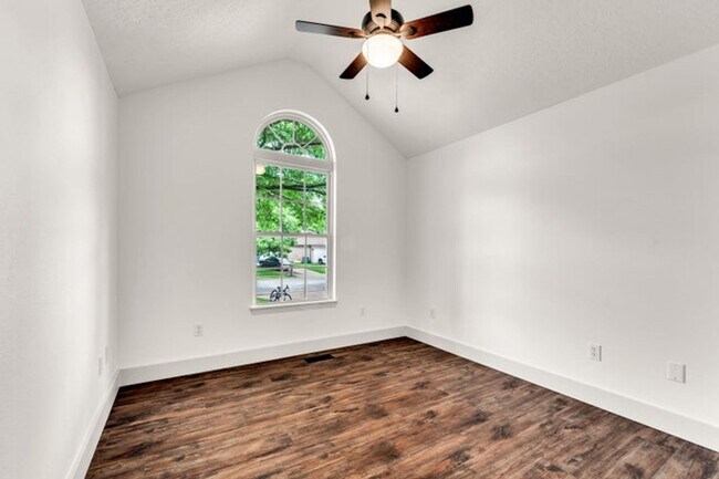 Building Photo - NIXA-5 Bed, 3 bath REMODELED Home | Walkou...