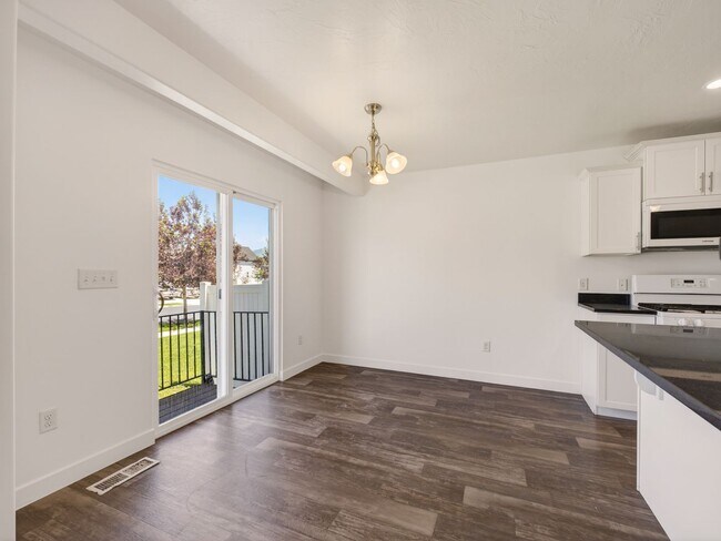 Building Photo - 98 E Harmony Ct