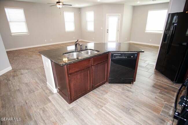 Building Photo - 6016 Hidden Acres Dr