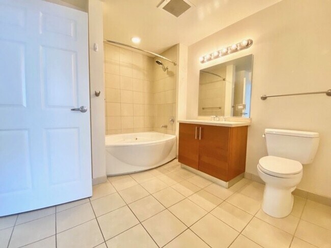 Building Photo - GREAT 1 BED, 1 BATH 867 SQFT HIGH RISE CON...