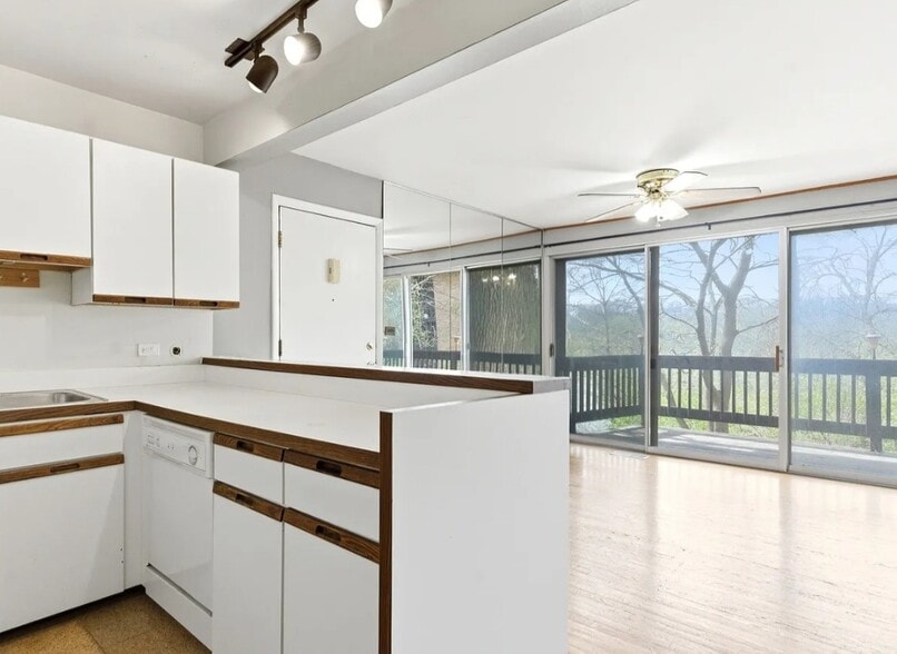 Building Photo - 5511 E Lake Dr
