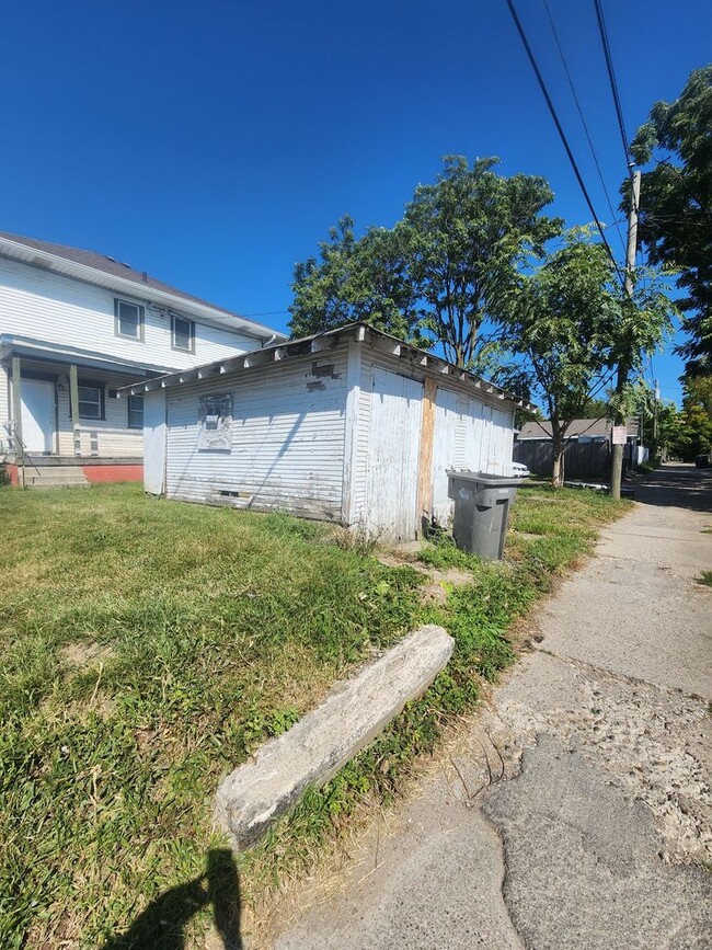 Building Photo - Beautiful Large Three Bedroom with 1.5 Bat...