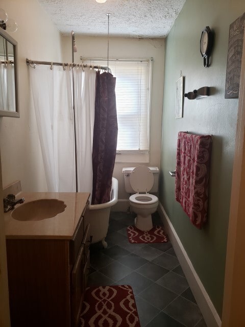 Building Photo - 2 bed, 1.5 bath duplex located in the hear...